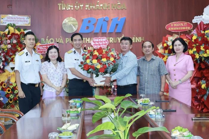 Đại diện Đảng ủy, Chỉ huy Lữ đoàn 189 Hải quân tặng hoa chúc mừng Báo và Phát thanh, Truyền hình Khánh Hòa. 