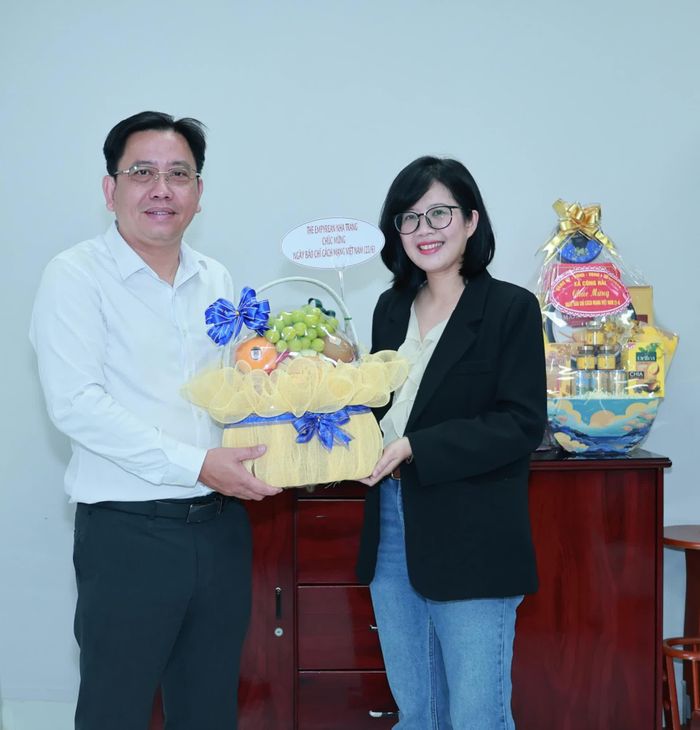 Đại diện The Empyrean Nha Trang tặng hoa chúc mừng Báo và Phát thanh, Truyền hình Khánh Hòa.