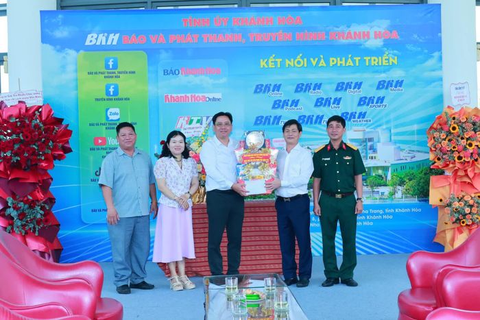 Đại diện Đảng ủy - HĐND - UBND - Ủy ban MTTQ Việt Nam phường Phan Rang tặng hoa chúc mừng Báo và Phát thanh, Truyền hình Khánh Hòa.