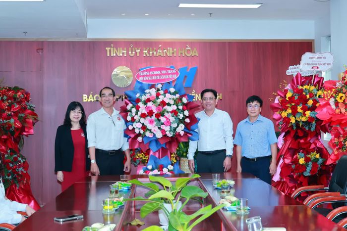 Đại diện Trường iSchool Nha Trang tặng hoa chúc mừng Báo và Phát thanh, Truyền hình Khánh Hòa.
