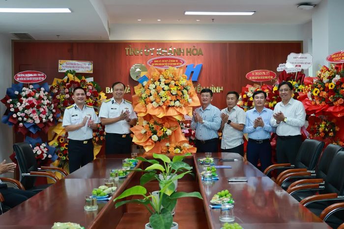 Đại diện Đảng ủy, chỉ huy Lữ đoàn 162 tặng hoa chúc mừng Báo và Phát thanh, Truyền hình Khánh Hòa. 
