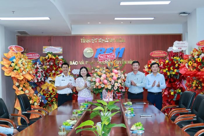 Đại diện Đảng ủy, Chỉ huy Trung đoàn 196 Hải quân tặng hoa chúc mừng Báo và Phát thanh, Truyền hình Khánh Hòa.