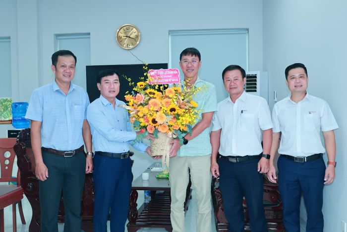 Công ty Cổ phần Điện lực Khánh Hòa tặng hoa chúc mừng Báo và Phát thanh, Truyền hình Khánh Hòa.