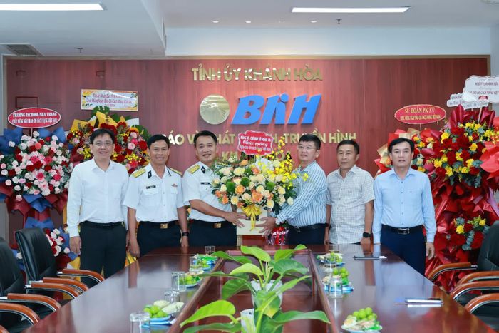 Đại diện Đảng ủy, Chỉ huy Lữ đoàn 101 tặng hoa chúc mừng Báo và Phát thanh, Truyền hình Khánh Hòa.