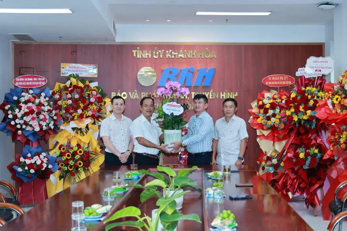 Đại diện Long Phú Tourist tặng hoa chúc mừng Báo và Phát thanh, Truyền hình Khánh Hòa.