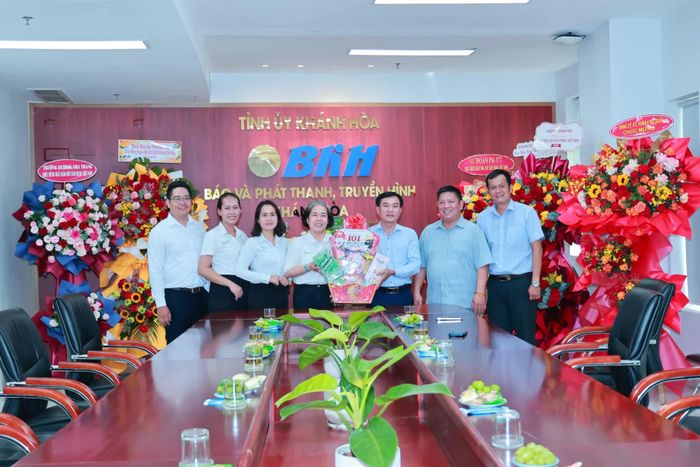 Đại diện Bệnh viện Đa khoa Yersin Nha Trang tặng hoa chúc mừng Báo và Phát thanh, Truyền hình Khánh Hòa.