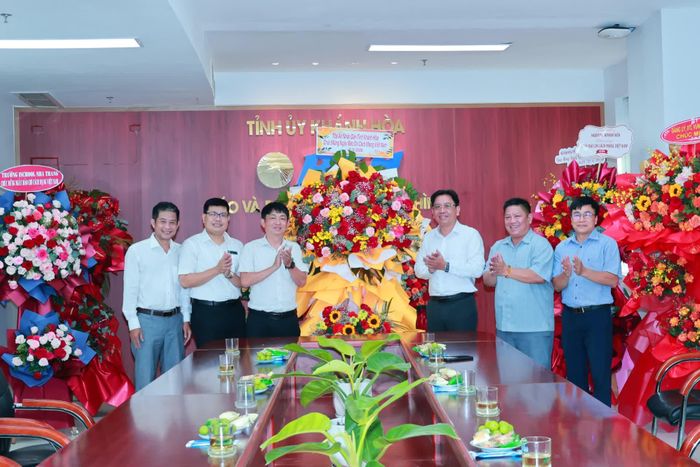 Đại diện Tòa án nhân dân tỉnh Khánh Hòa tặng hoa chúc mừng Báo và Phát thanh, Truyền hình Khánh Hòa.