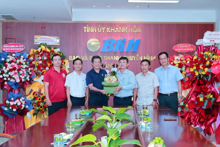 Đại diện Hội Chữ thập đỏ tỉnh Khánh Hòa tặng hoa chúc mừng Báo và Phát thanh, Truyền hình Khánh Hòa.