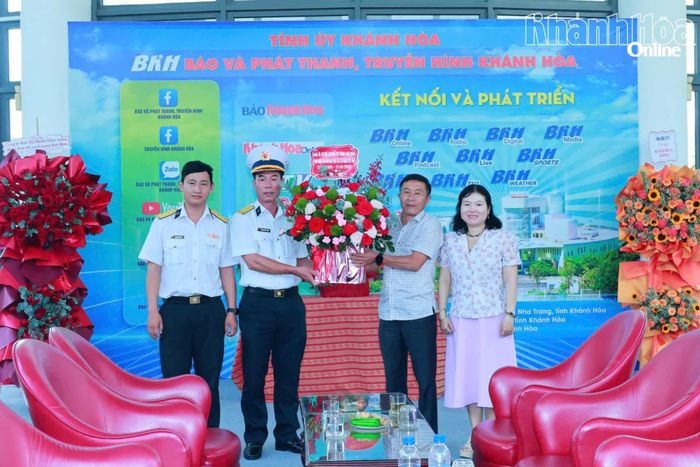 Chỉ huy Lữ đoàn 957, Vùng 4 Hải quân chúc mừng Báo và Phát thanh, Truyền hình Khánh Hòa.