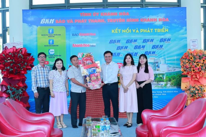 Đại diện Ủy ban MTTQ Việt Nam tỉnh Khánh Hòa tặng hoa chúc mừng Báo và Phát thanh, Truyền hình Khánh Hòa.