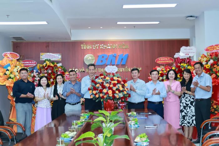 Đại diện Trường Cao đẳng Y tế Khánh Hòa tặng hoa chúc mừng Báo và Phát thanh, Truyền hình Khánh Hòa.