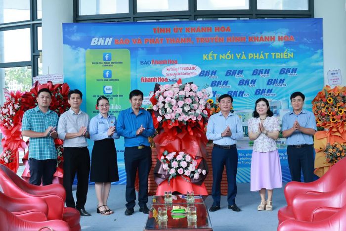Đại diện Hệ thống Y tế MEDLATEC tặng hoa chúc mừng Báo và Phát thanh, Truyền hình Khánh Hòa.