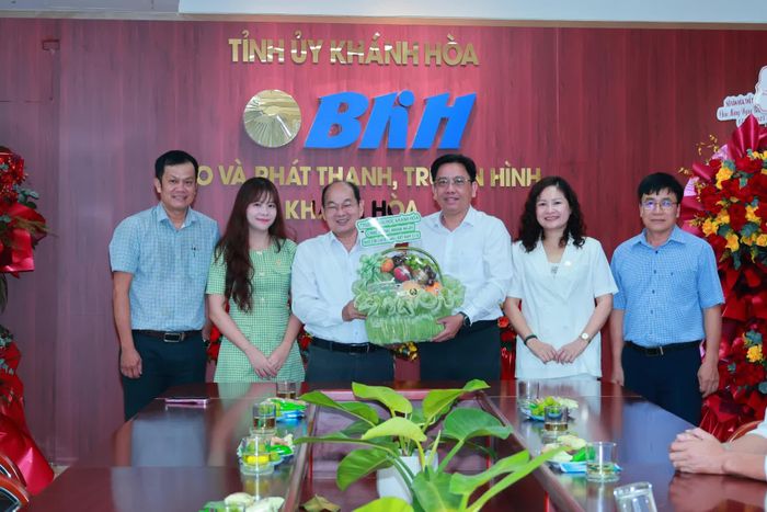 Đại diện Trường Đại học Khánh Hòa tặng hoa chúc mừng Báo và Phát thanh, Truyền hình Khánh Hòa.