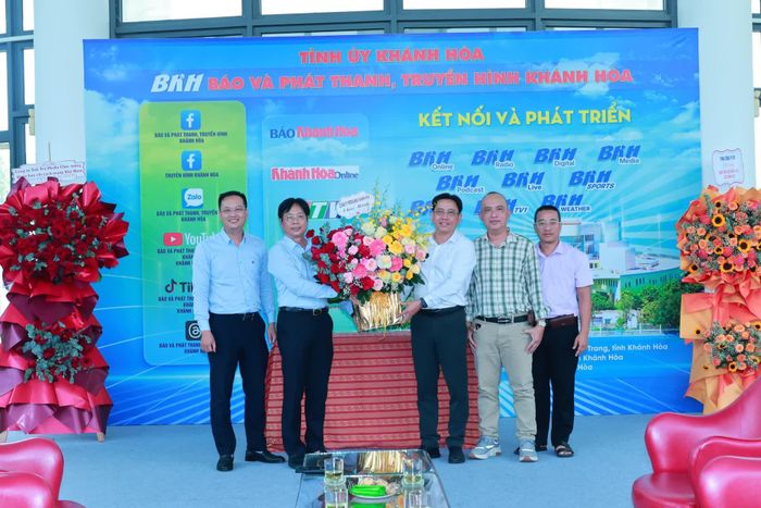 Đại diện Công ty TNHH MTV Petrolimex Khánh Hòa tặng hoa chúc mừng Báo và Phát thanh, Truyền hình Khánh Hòa.