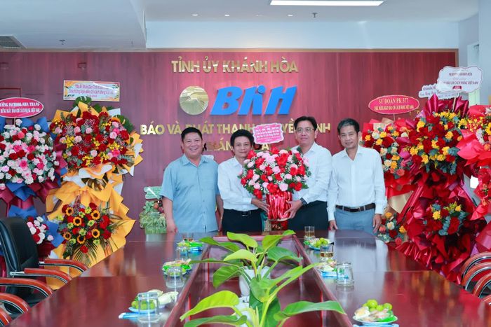Đại diện Đảng ủy - HĐND - UBND - Ủy ban MTTQ Việt Nam phường Nam Cam Ranh tặng hoa chúc mừng Báo và Phát thanh, Truyền hình Khánh Hòa.