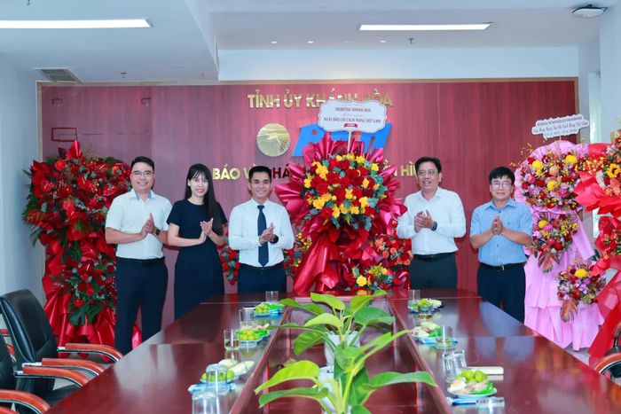Đại diện Mobifone Khánh Hòa tặng hoa chúc mừng Báo và Phát thanh, Truyền hình Khánh Hòa.