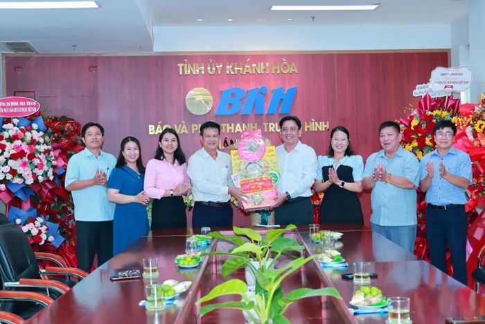 Đại diện Đảng ủy - HĐND - UBND - Ủy ban MTTQ Việt Nam xã Ninh Hải tặng hoa chúc mừng Báo và Phát thanh, Truyền hình Khánh Hòa.