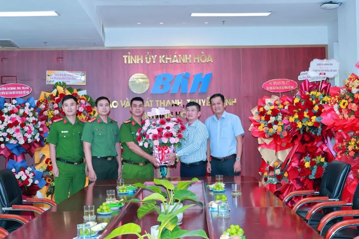 Đại diện Công an phường Nam Ninh Hòa tặng hoa chúc mừng Báo và Phát thanh, Truyền hình Khánh Hòa.