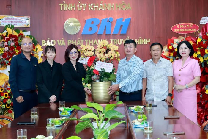Đại diện Champa Island Nha Trang - Resort tặng hoa chúc mừng Báo và Phát thanh, Truyền hình Khánh Hòa.