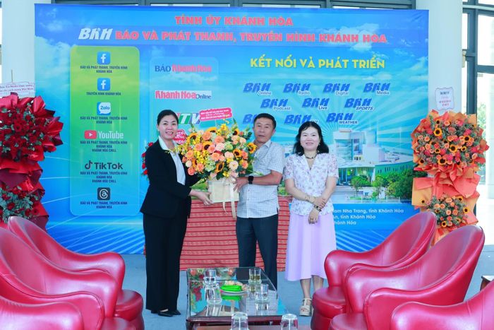 Đại diện Bệnh viện Mắt Sài Gòn - Nha Trang tặng hoa chúc mừng Báo và Phát thanh, Truyền hình Khánh Hòa.