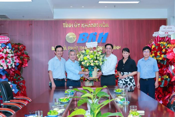 Đại diện Bệnh viện Đa khoa Khánh Hòa tặng hoa chúc mừng Báo và Phát thanh, Truyền hình Khánh Hòa.