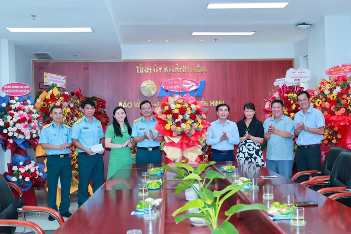 Đại diện Sư đoàn Phòng không 377 tặng hoa chúc mừng Báo và Phát thanh, Truyền hình Khánh Hòa.