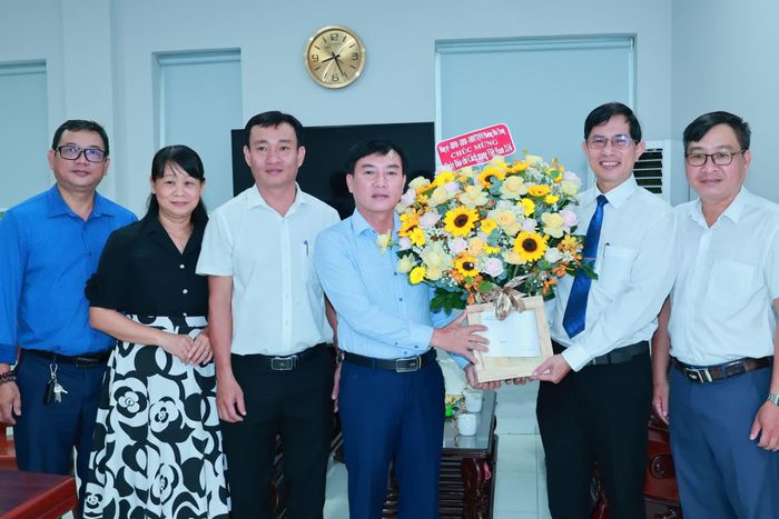 Đại diện Đảng ủy - HĐND - UBND - Ủy ban MTTQ Việt Nam phường Nha Trang tặng hoa chúc mừng Báo và Phát thanh, Truyền hình Khánh Hòa.