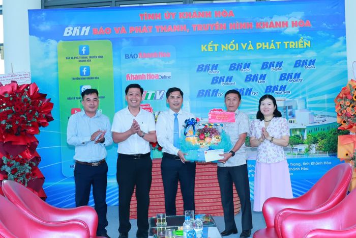 Đại diện Đảng ủy - HĐND - UBND - Ủy ban MTTQ Việt Nam phường Bắc Nha Trang tặng hoa chúc mừng Báo và Phát thanh, Truyền hình Khánh Hòa.