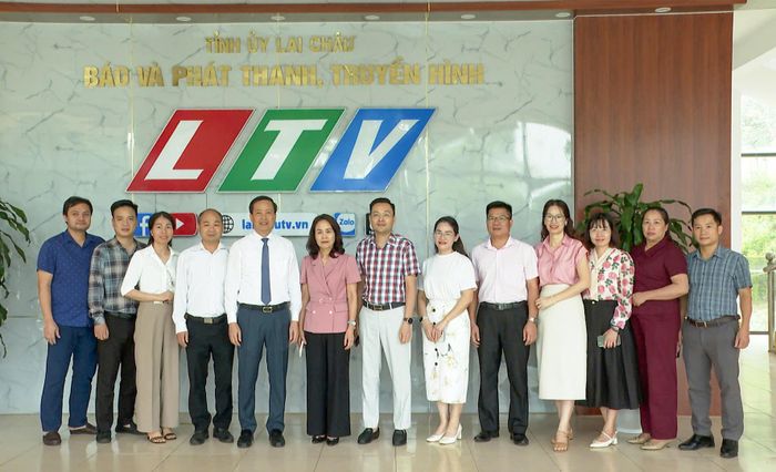 Đồng chí Lê Đức Dục - Ủy viên Ban Thường vụ, Trưởng Ban TG&DV Tỉnh ủy và đoàn công tác chụp ảnh lưu niệm cùng tập thể lãnh đạo cơ quan Báo và PTTH Lai Châu.