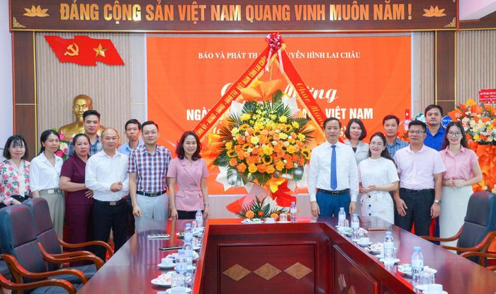 Đồng chí Lê Đức Dục - Ủy viên Ban Thường vụ, Trưởng TG&DV Tỉnh ủy thừa ủy quyền đồng chí Bí thư Tỉnh ủy tặng hoa chúc mừng cơ quan Báo và PTTH Lai Châu nhân ngày Báo chí Cách mạng Việt Nam.