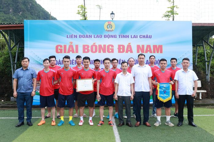 Các đoàn chụp ảnh lưu niệm tại khai mạc giải.