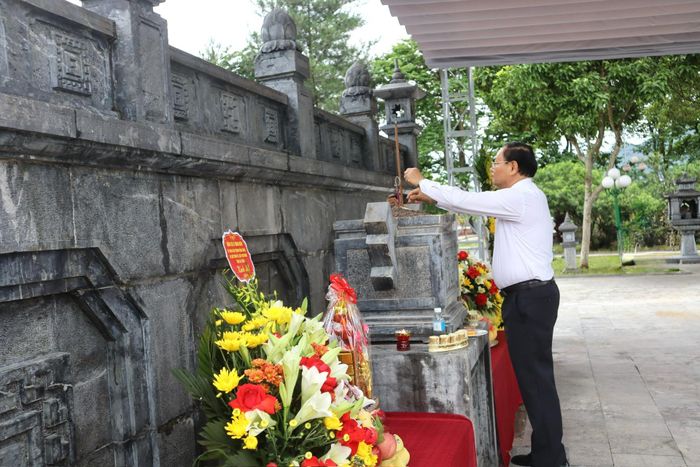 Đồng chí Lê Minh Ngân - Ủy viên Ban Chấp hành Trung ương Đảng, Bí thư Tỉnh ủy, Chủ tịch HĐND tỉnh dâng hoa, hương tại Nghĩa trang Liệt sĩ tỉnh.