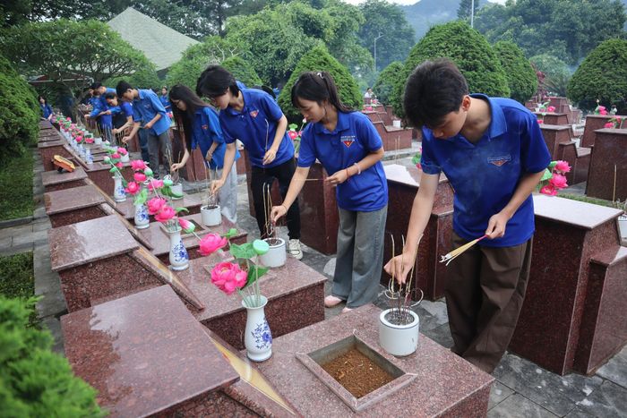 Đoàn viên thanh niên thắp hương tại phần mộ liệt sĩ.