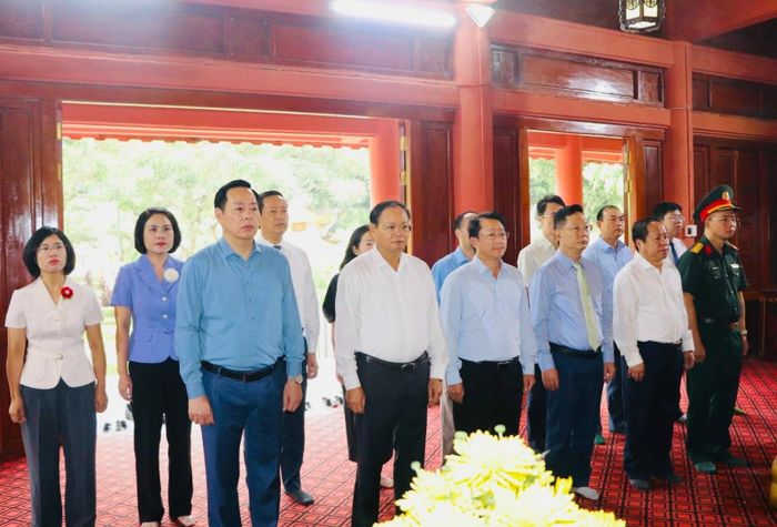 ... dâng hương tại Phòng thờ Chủ tịch Hồ Chí Minh.
