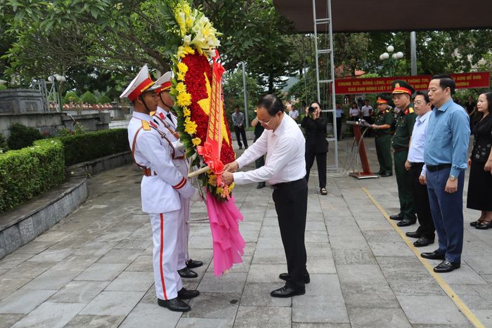 Đồng chí Lê Minh Ngân - Ủy viên Ban Chấp hành Trung ương Đảng, Bí thư Tỉnh ủy, Chủ tịch HĐND tỉnh kiểm tra hoa trước khi dâng tại Nghĩa trang Liệt sĩ tỉnh.