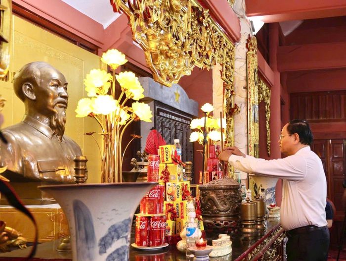 Bí thư Tỉnh ủy Lê Minh Ngân dâng hương tại Phòng thờ Chủ tịch Hồ Chí Minh.