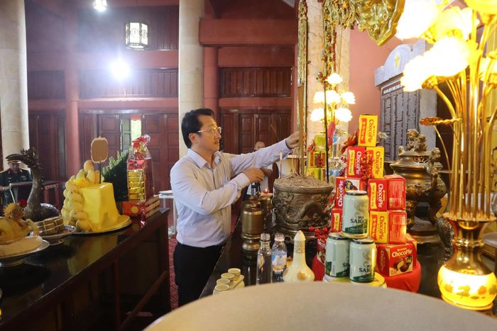 Đồng chí Sùng A Hồ - Phó Bí thư Tỉnh ủy, Trưởng Đoàn Đại biểu Quốc hội tỉnh dâng hương tại Phòng thờ Chủ tịch Hồ Chí Minh.