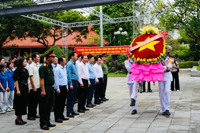 Đoàn đại biểu tỉnh Lai Châu dâng vòng hoa viếng Nghĩa trang Liệt sĩ tỉnh.