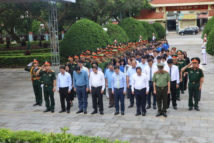 Đồng chí Lê Minh Ngân - Ủy viên Ban Chấp hành Trung ương Đảng, Bí thư Tỉnh ủy, Chủ tịch HĐND tỉnh cùng các đại biểu dành một phút mặc niệm tưởng nhớ công lao của các anh hùng liệt sĩ.