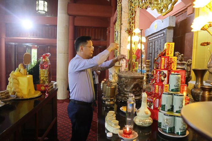 Phó Bí thư Tỉnh ủy, Chủ tịch Ủy ban MTTQ tỉnh Nguyễn Ngọc Vinh dâng hương tại Phòng thờ Chủ tịch Hồ Chí Minh.