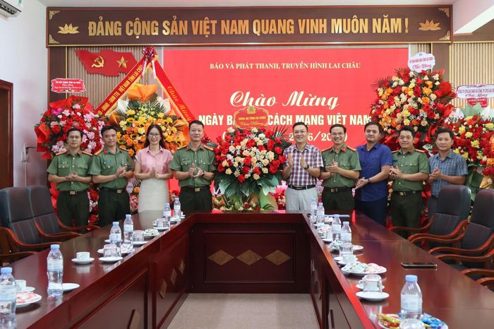 Công an tỉnh Lai Châu tặng hoa chúc mừng Báo và PTTH Lai Châu. 