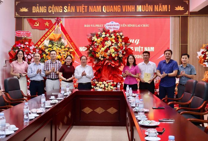 Đồng chí Tống Thanh Hải - Ủy viên BTV Tỉnh ủy, Phó Chủ tịch Thường trực UBND tỉnh tặng hoa chúc mừng Báo và PTTH Lai Châu nhân ngày Báo chí Cách mạng Việt Nam. 