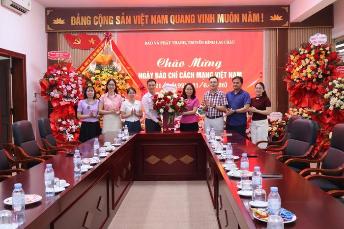 Bưu điện tỉnh tặng hoa chúc mừng Báo và PTTH Lai Châu.