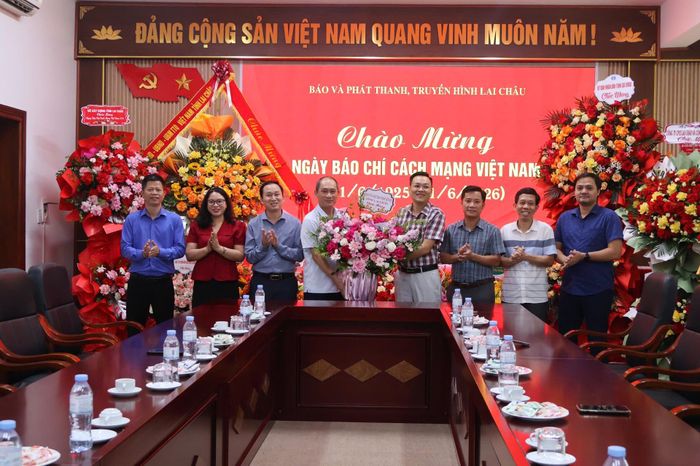 Cơ quan MTTQ Việt Nam tỉnh tặng hoa chúc mừng Báo và PTTH Lai Châu. 