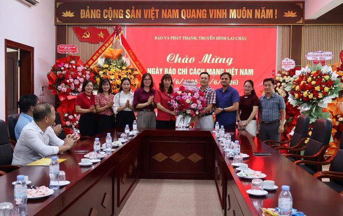 Sở Giáo dục và Đào tạo tặng hoa chúc mừng Báo và PTTH Lai Châu. 