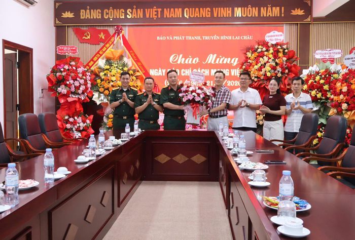Bộ Chỉ huy Quân sự tỉnh tặng hoa chúc mừng Báo và PTTH Lai Châu. 