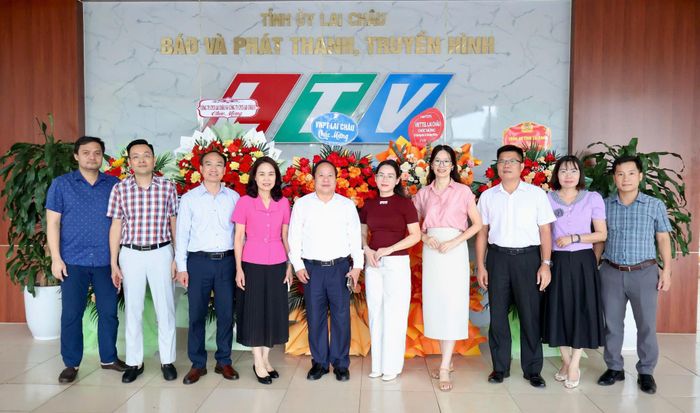 Đồng chí Tống Thanh Hải - Ủy viên BTV Tỉnh ủy, Phó Chủ tịch Thường trực UBND tỉnh chụp ảnh lưu niệm cùng tập thể lãnh đạo Báo và PTTH Lai Châu.