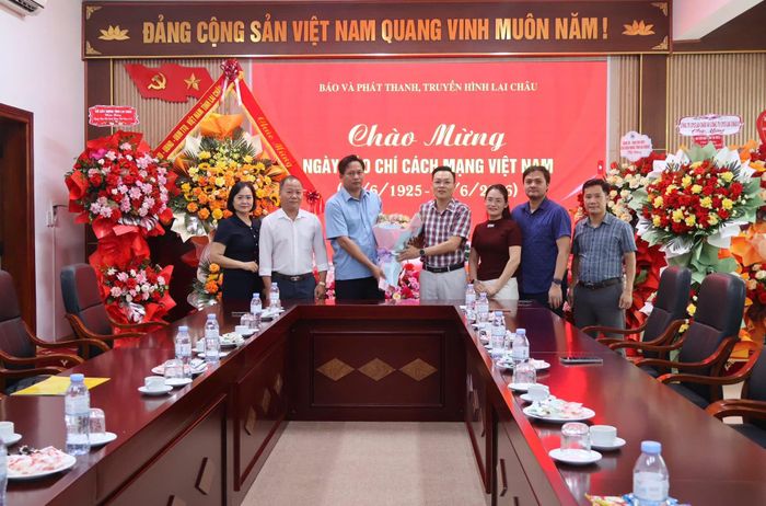 Sở Công thương tặng hoa chúc mừng Báo và PTTH Lai Châu. 