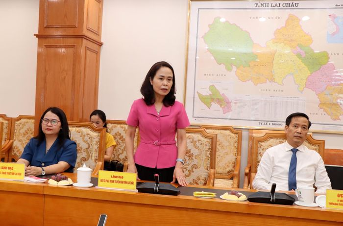 Lãnh đạo Báo và Phát thanh, Truyền hình Lai Châu phát biểu tại buổi gặp mặt.