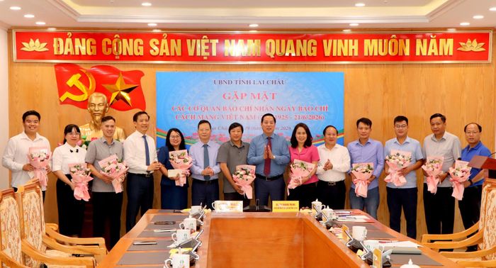 Các đồng chí lãnh đạo Tỉnh ủy, UBND tỉnh, Ban Tuyên giáo và Dân vận Tỉnh ủy tặng hoa chúc mừng lãnh đạo các cơ quan báo chí của tỉnh và thường trú tại tỉnh.